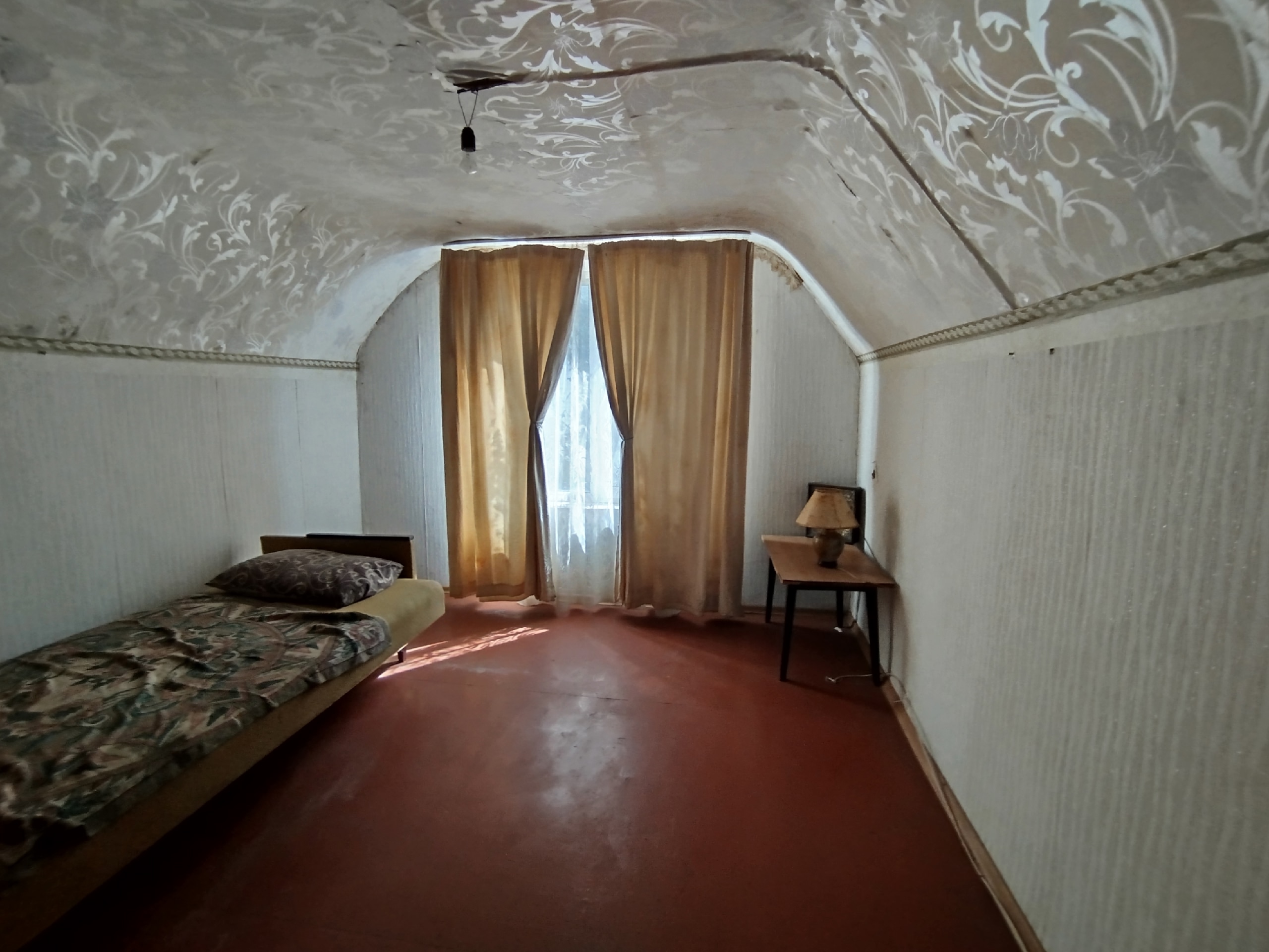 Продам дом в п. Макарова Характеристики: Общая площадь дома — 90 м² Земля приватизирована — 9,5 соток Дом из песчаника, облицован белым кирпичом Крыша новая — волновой шифер 1 этаж: 3 комнаты, кухня, санузел, душевая кабина 2 этаж (мансарда): 2 комнаты Окна частично металлопластиковые Котёл одноконтурный, дом...