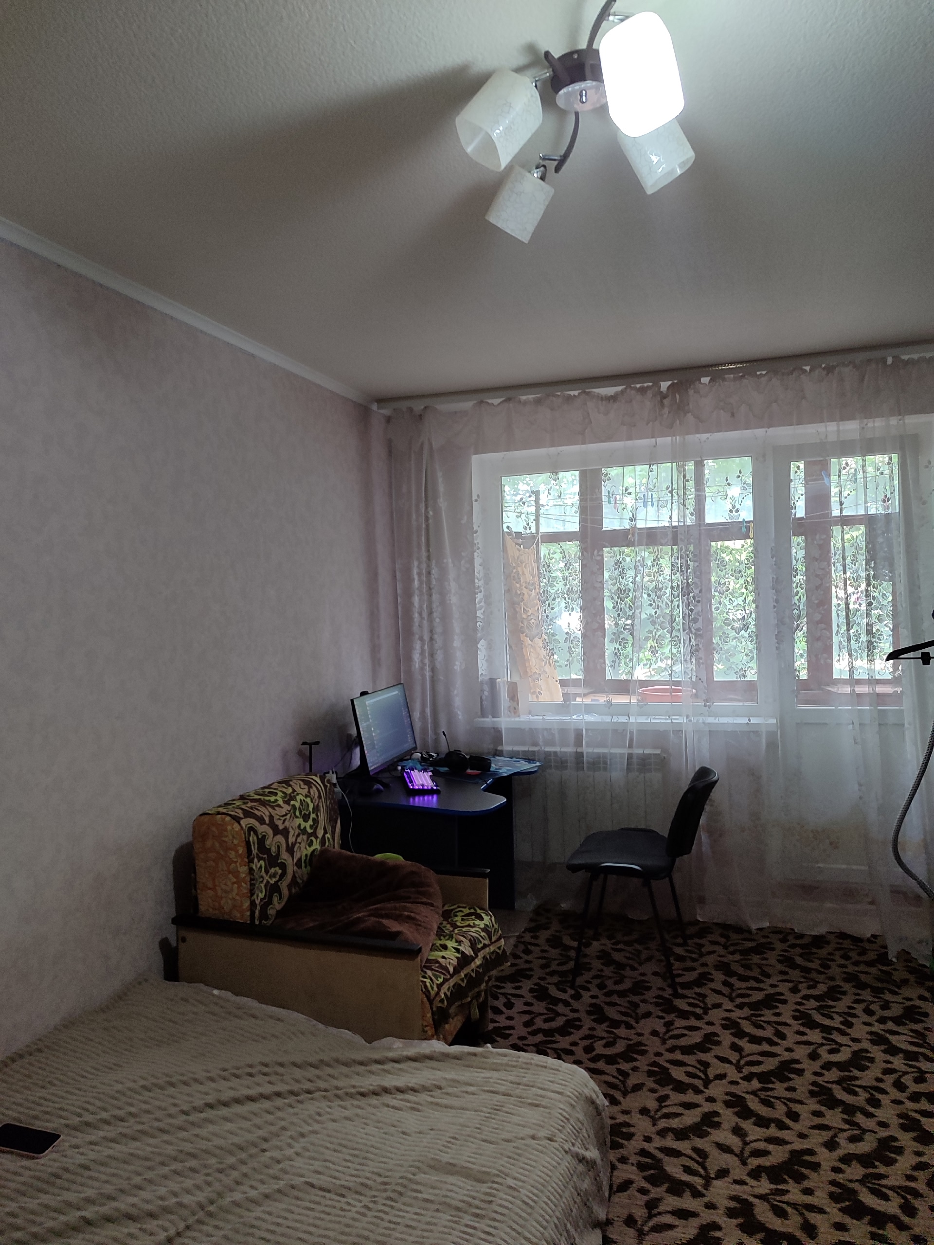 Продам 1 комнатную квартиру кв. Левченко 2/5 общая площадь 33 кв., косметический ремонт, окна м/п, санузел совмещён кафель, новые радиаторы. Заходи и живи. Отличное месторасположение все в шаговой доступности. Цена 3 800 000 р торг с реальным покупателем. Подробнее +79591300085 Мария...
