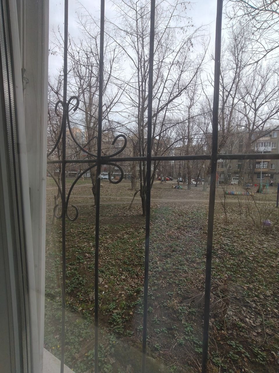 Продаётся 2-х комнатная квартира на кв. Алексеева г. Луганск (ЦЕНТР) на 1-м этаже 5-ти этажного дома площадью 41 кв. м, дом кирпичный с высоким цоколем, высота потолков 2,8 м, все документы к продаже готовы, прописанных нет. В квартире частично поменяна проводка, выровняны стены, полностью новая канализация и...