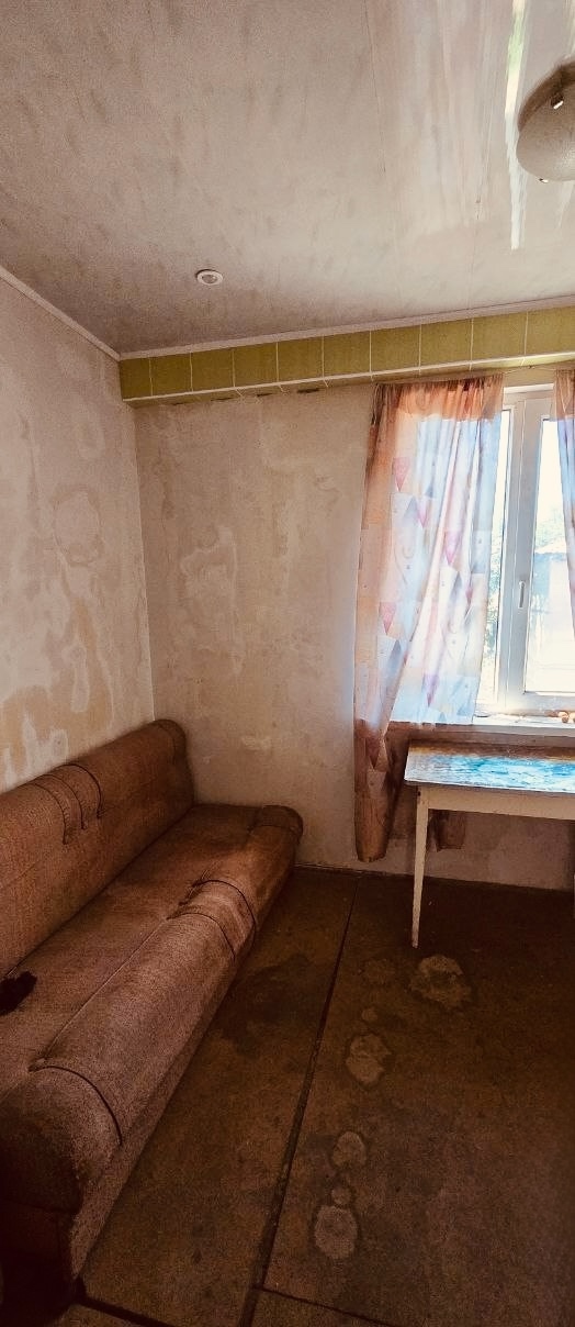 Объект 1118 Продаётся 2 к.квартира в г. Алчевске по ул. Толстого 2/2 эт. дома В квартире произведен частичный ремонт: перепланированна ванная комната, положена плитка, во всех комнатах окна мп, кухня увеличена , стены гипсокартон. Отопление официально отключено. Через дорогу садик и магазин. Цена - 1.300.000 ...