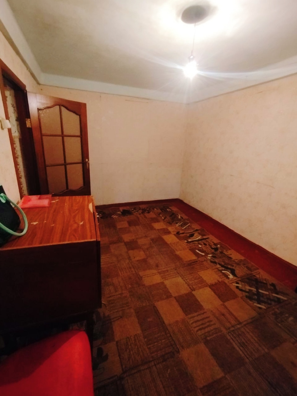 объект 531 Продаётся 2-х к.квартира в г.Алчевске р-н маг."Планета" 1/5 эт.дома Окна - МП На окнах решётки. ОП - 42 кв. Поменяны счётчики. Отличная локация, всё необходимое рядом: школа, садик, магазины, поликлиника и остановки общ.транспорта. Цена - 1 600 000 руб. ЗВОНИТЕ: +7 959 131 77 52 +7 959 02...