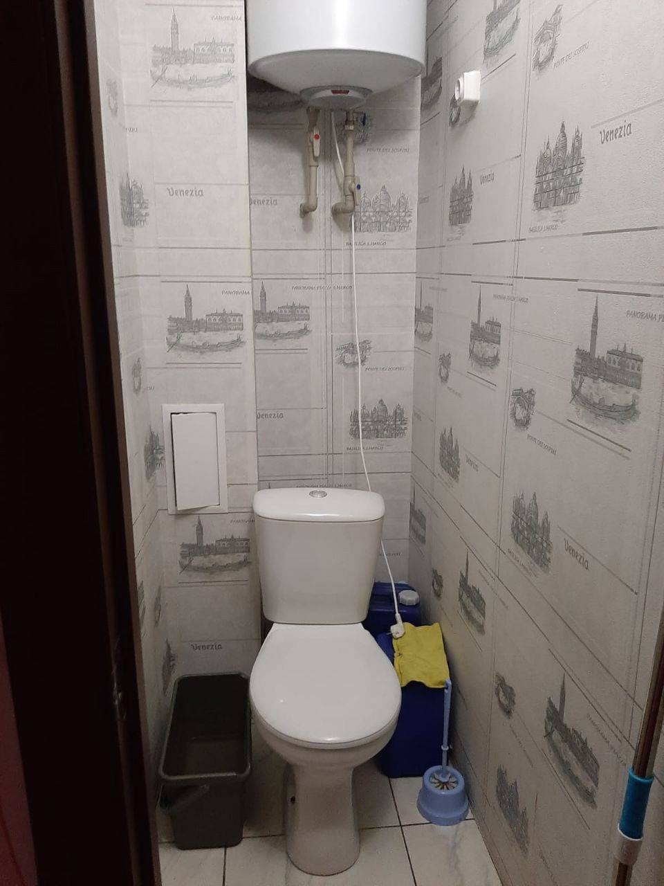 Продам 2к. квартиру 52 кв. м. (чешский проект) на Юбилейном 1/5 эт. Расположена в самом начале Юбилейного. Комнаты изолированные, ремонт. Большой балкон 6 м, застеклен м/п в 2024г, окна м/п. Ванная с туалетом раздельная , кафель. Очень теплая, ухоженнаяквартира, рядом остановка, аптека, магазины, рынок в 10 м...
