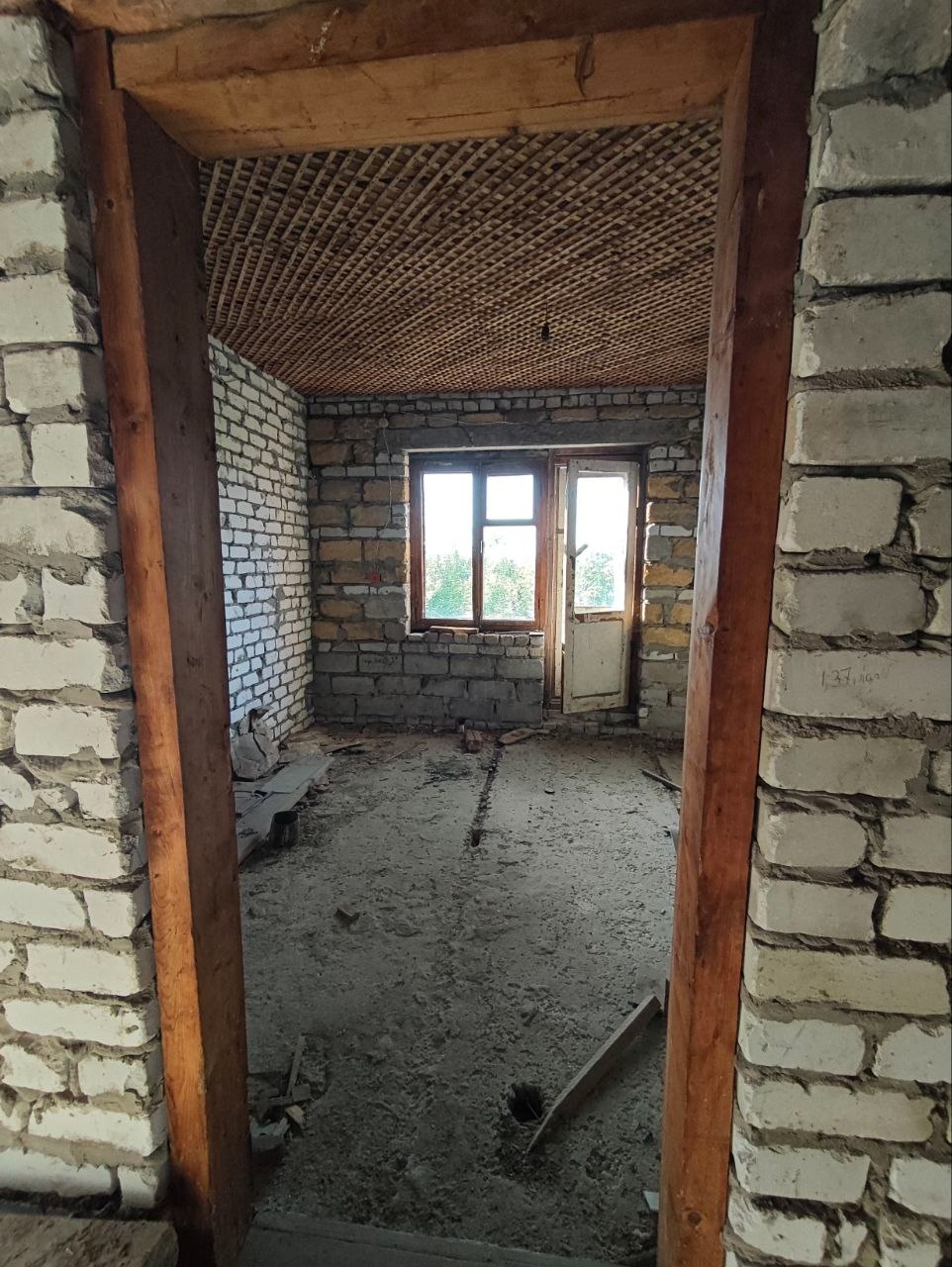 🏫 Продается недостроенный 3-х этажный Дом в г.Суходольск (Краснодонский район. ) площадью 152 м.кв., ( построен в 1992 году) ✅ Это идеальный вариант для тех, кто хочет жить в просторном доме, обустроить все на свой вкус, вдали от суеты и вблизи областного центра. ✅ Земельный участок 6 соток, не приват. ✅ 3 эт...